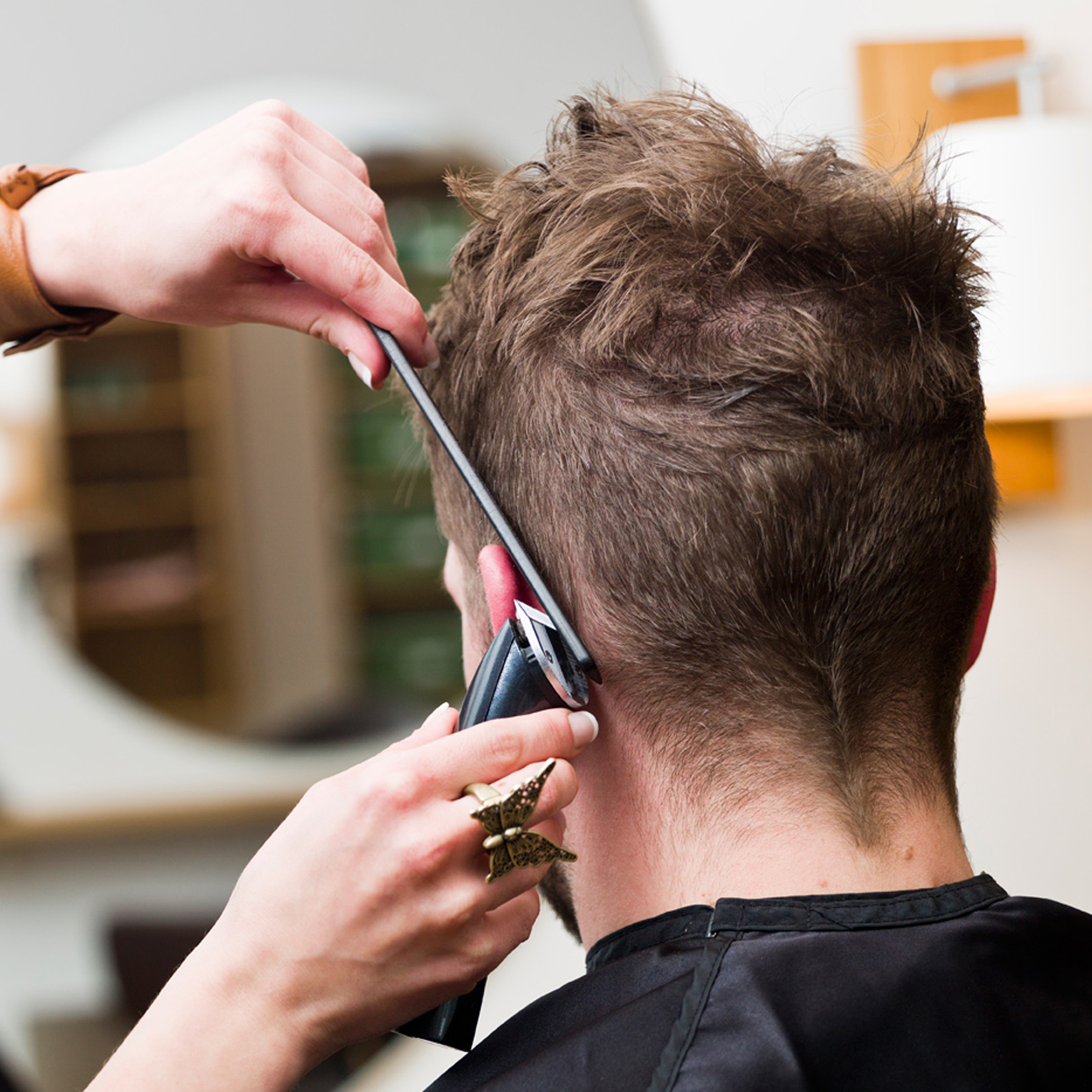 Процесс мужской стрижки волос